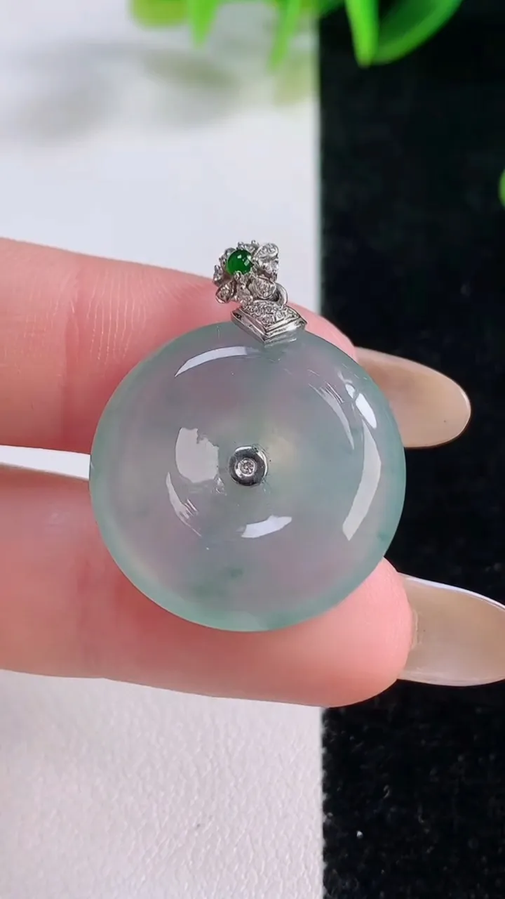 天然A货翡翠种飘花平安扣吊坠，尺寸22.8-5.8，重量:6.76g
11月20日