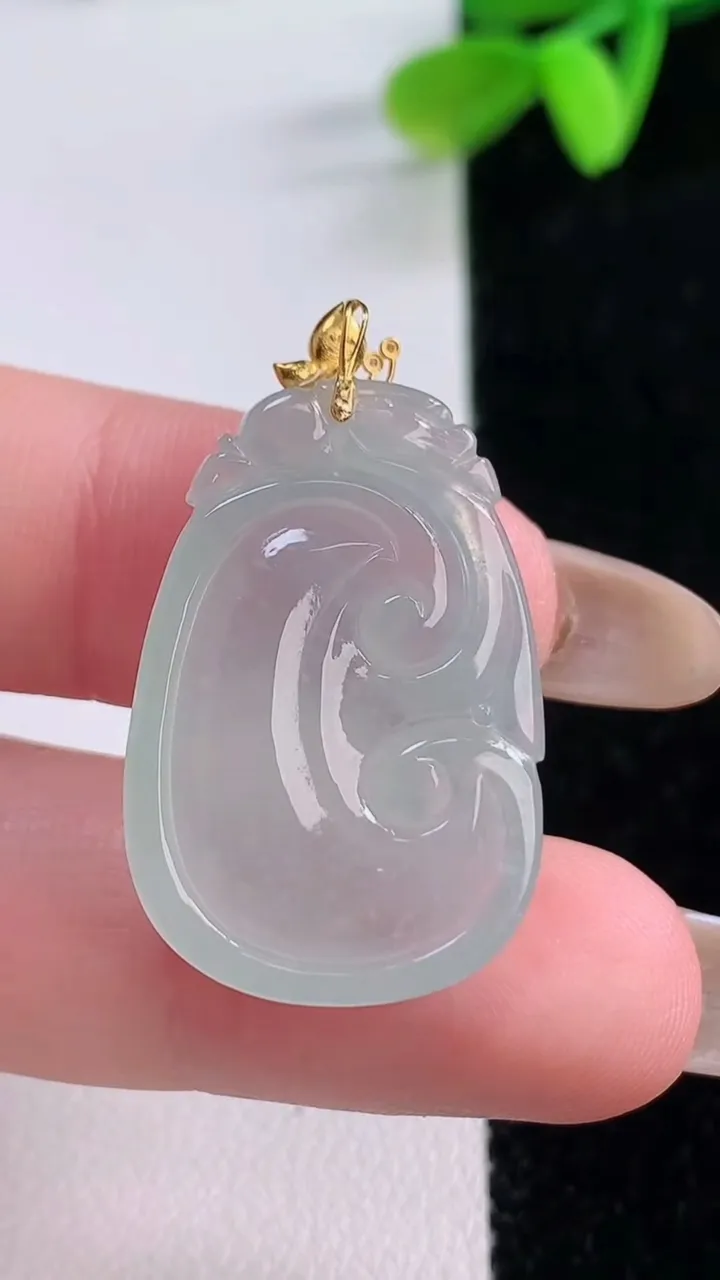 天然A货翡翠种飘花如意吊坠，尺寸27.4-18.8-6，重量:5.74g
11月21日