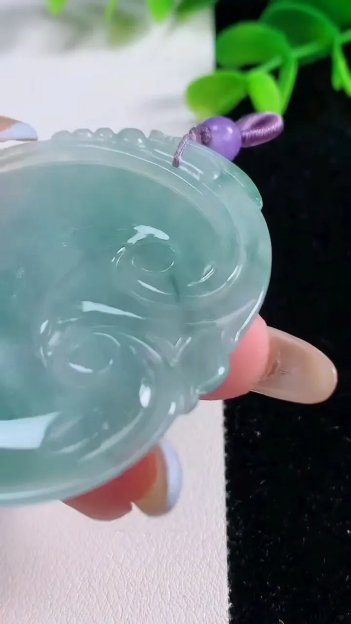 天然A货翡翠飘花如意吊坠，尺寸55.7-45.7-5.8，重量:25.55g
11月21日