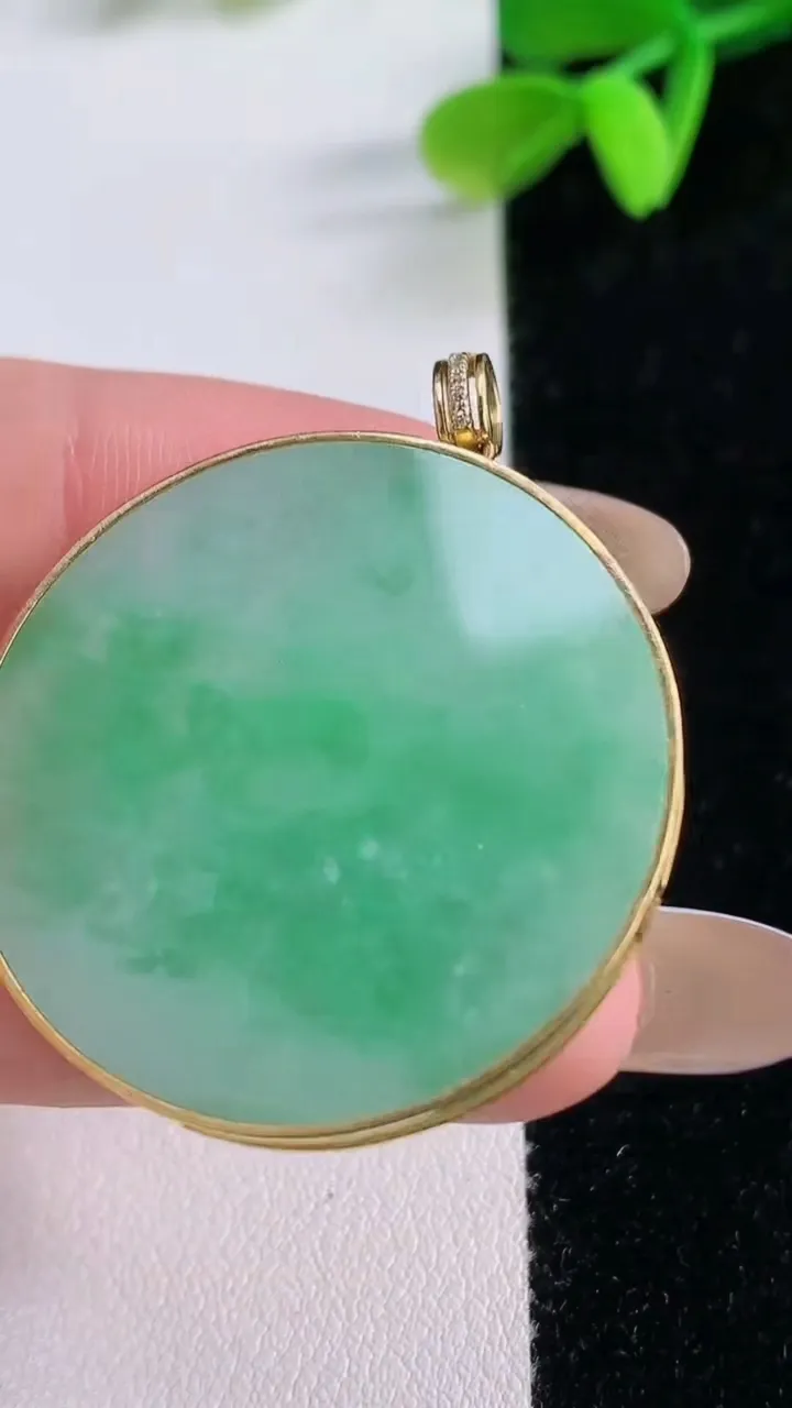 天然A货翡翠无事牌吊坠，尺寸33.3-3.4，重量:10.26g
11月21日