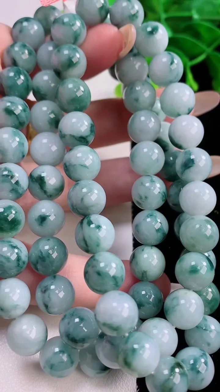 天然A货翡翠飘花圆珠项链，尺寸9.8-70颗，重量:114.84g
11月21日