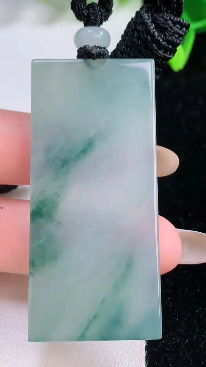 天然A货翡翠飘花无事牌吊坠，尺寸56.6-26.2-3.9，重量:23.41g
11月21日