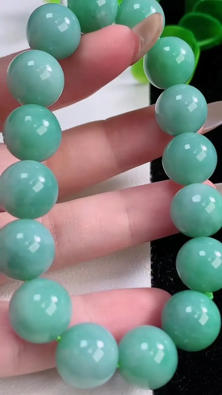 天然A货翡翠圆珠手串，尺寸12.3-16颗，重量:52.06g11月21日
工厂直销收藏佳品,种好水足，色泽均匀，有种有色，上手高大气！