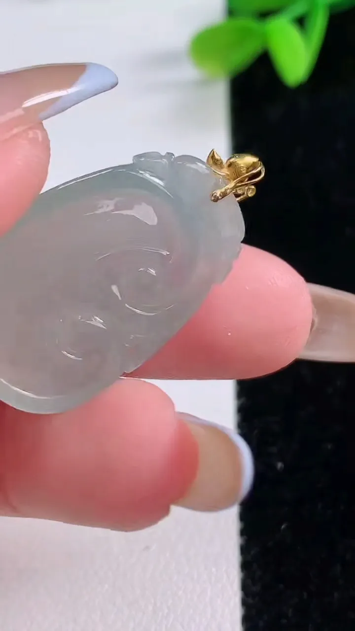 天然A货翡翠种飘花如意吊坠，尺寸27.4-18.8-6，重量:5.74g
11月21日