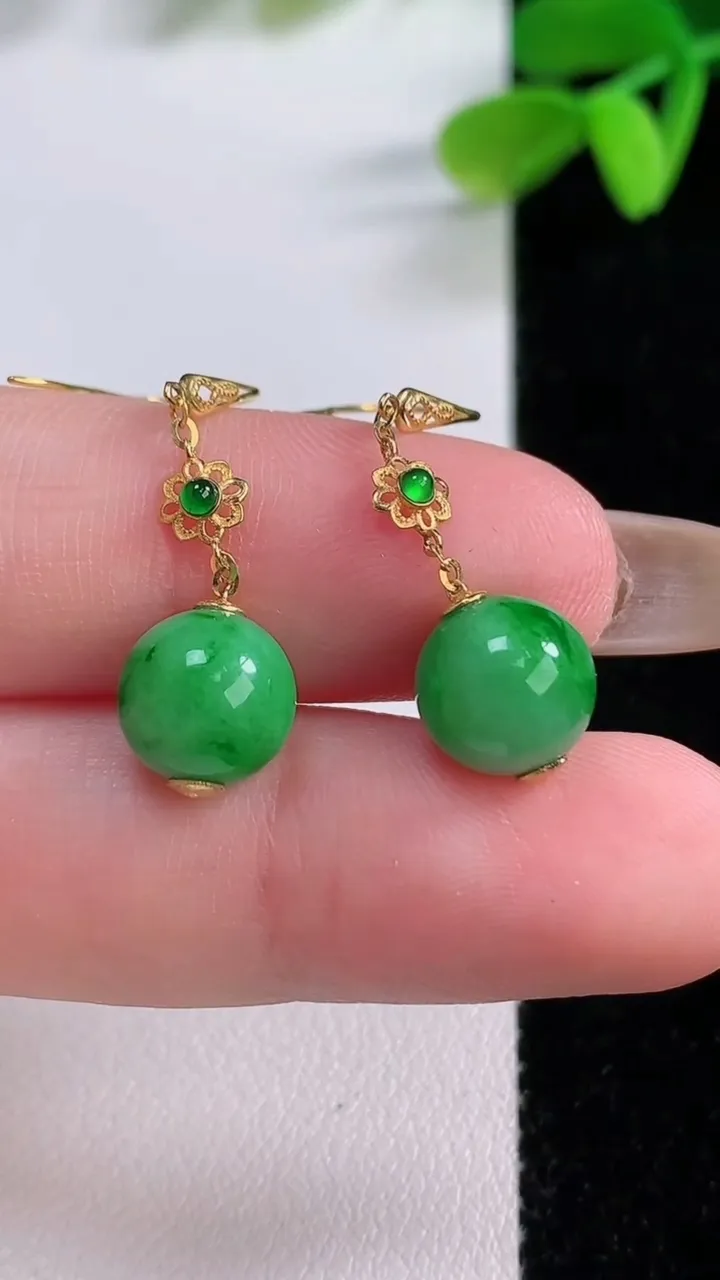 天然A货翡翠圆珠耳坠，尺寸8.7，重量:3.35g11月21日
工厂直销收藏佳品,种好水足，色泽均匀，有种有色，上手高大气！