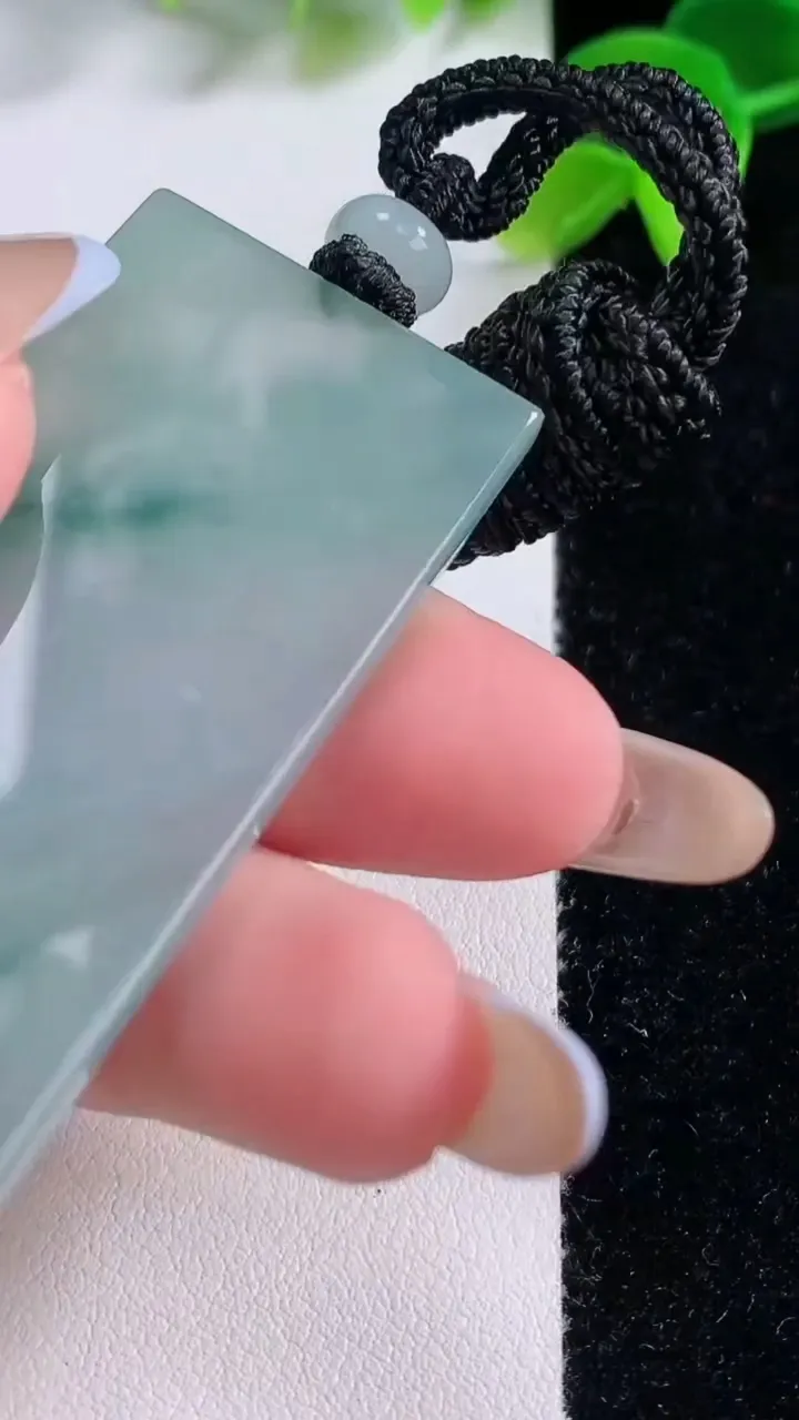 天然A货翡翠飘花无事牌吊坠，尺寸56.6-26.2-3.9，重量:23.41g
11月21日