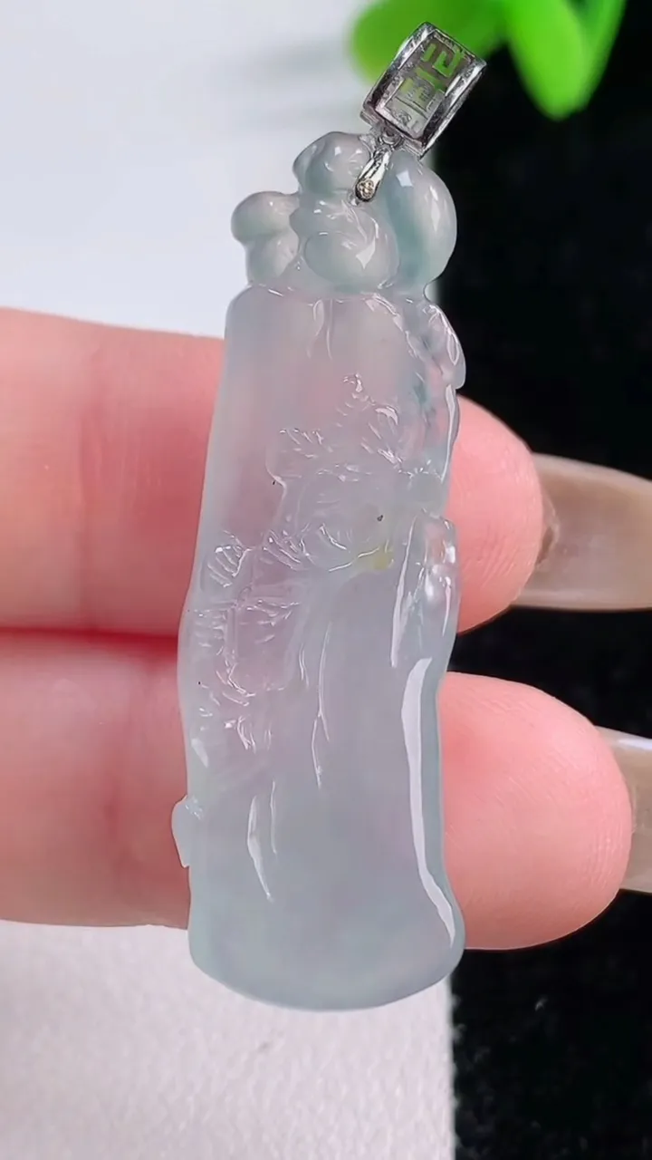 天然A货翡翠节节高升 竹节吊坠，尺寸39-11.8-6.2，重量:6.00g
11月21日