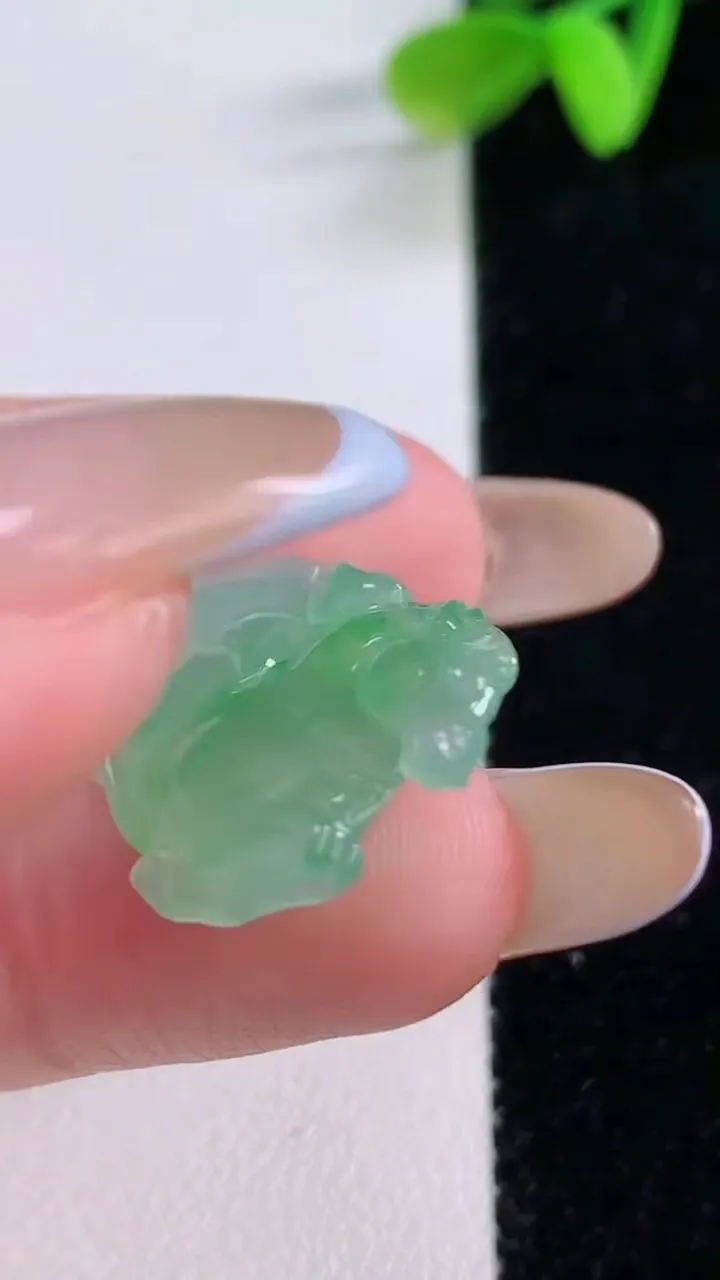 天然A货翡翠生肖马吊坠，尺寸18-25-5，重量:3.69g
11月21日