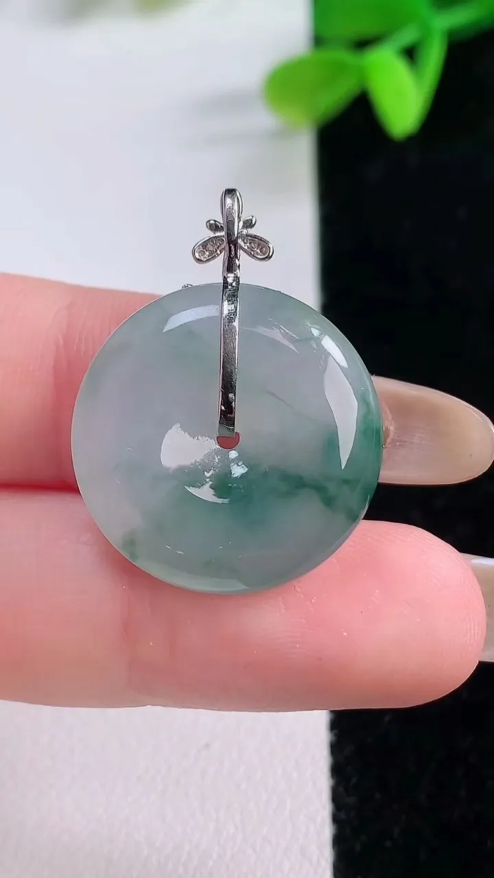 天然A货翡翠种飘花平安扣吊坠，尺寸21-5.5，重量:5.61g
11月21日