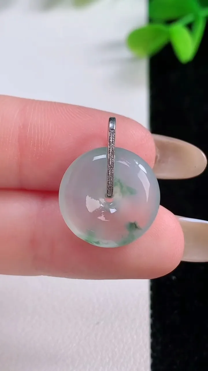 天然A货翡翠种飘花平安扣吊坠，尺寸16-4.6，重量:2.45g
11月21日