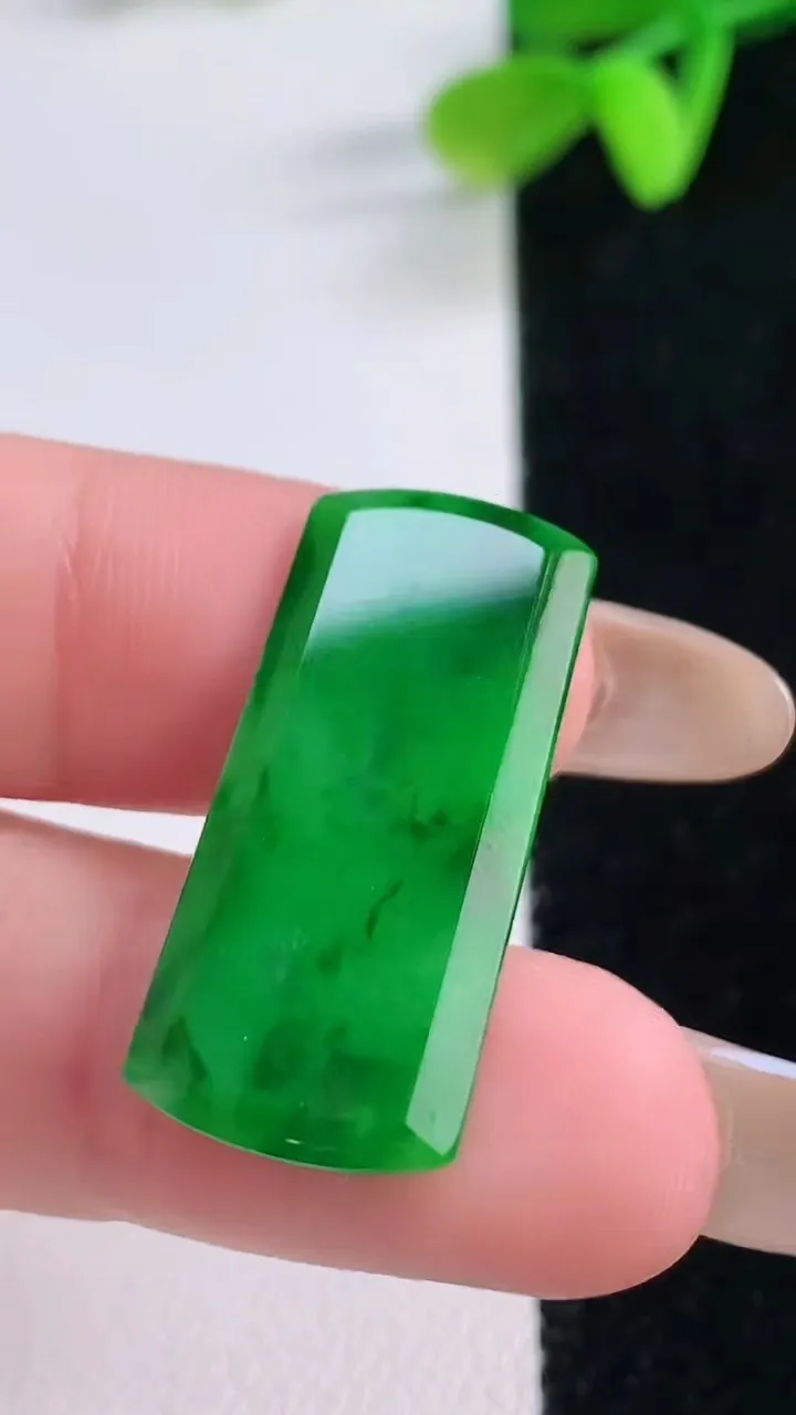 天然A货翡翠无事牌镶嵌件，尺寸20-13-1.8，重量:1.97g
11月21日