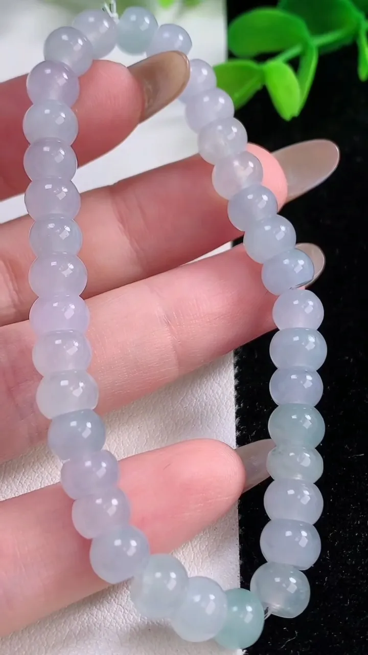 天然A货翡翠双彩算盘珠手串，尺寸6.7-4.4-35颗，重量:17.64g11月21日
工厂直销收藏佳品,种好水足，色泽均匀，有种有色，上手高大气！