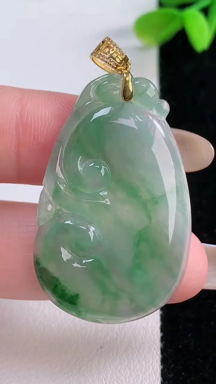 天然A货翡翠如意吊坠，尺寸38.5-24-3，重量:6.09g
11月21日