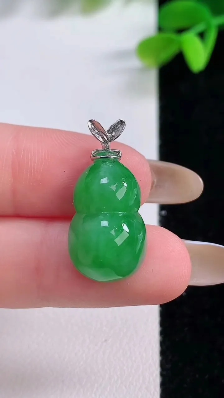 天然A货翡翠葫芦吊坠，尺寸20.3-12.3-8.6，重量:3.80g
11月21日