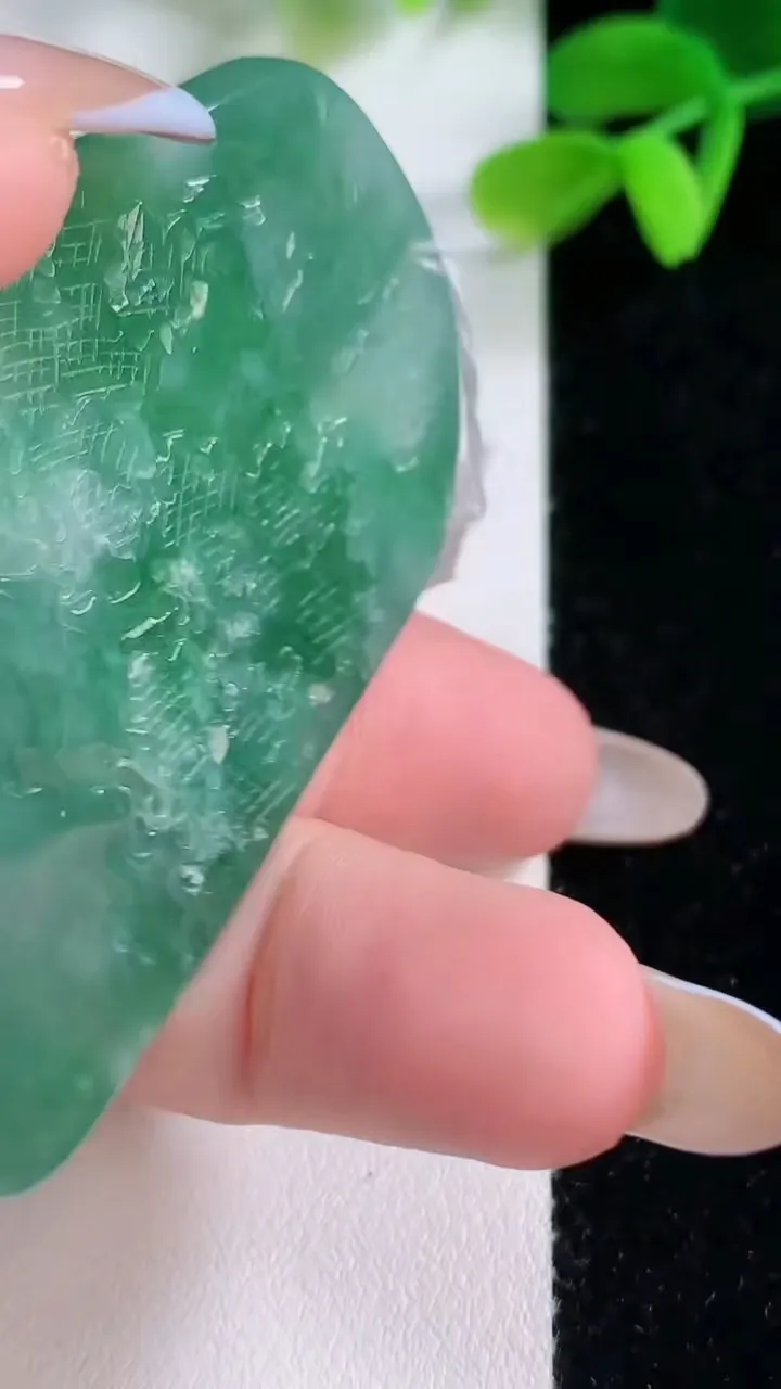 天然A货翡翠山水牌吊坠，尺寸59.3-40.3-9，重量:30.33g
11月21日