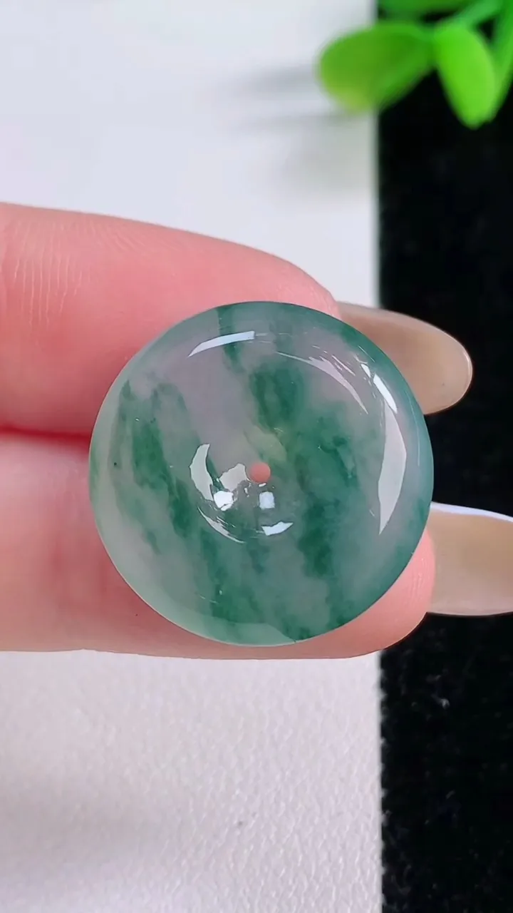 天然A货翡翠冰种飘花平安扣吊坠，尺寸21.6-5.8，重量:6.03g
11月21日