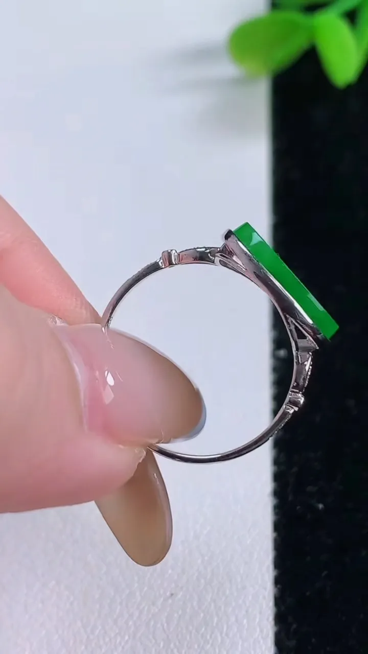 天然A货翡翠水滴戒指，尺寸17.8-10.3-13-2.7，重量:2.07g2025年11月21日
工厂直销收藏佳品,种好水足，色泽均匀，有种有色，上手高大气！