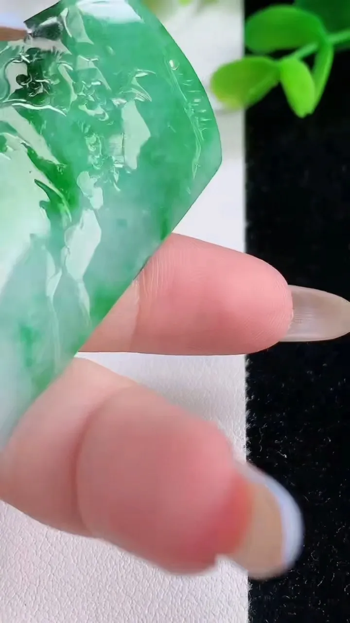 天然A货翡翠山水牌吊坠，尺寸69.5-37-5.7，重量:33.57g
11月21日