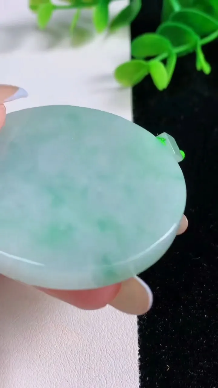 天然A货翡翠无事牌吊坠，尺寸50-6，重量:42.23g
11月21日