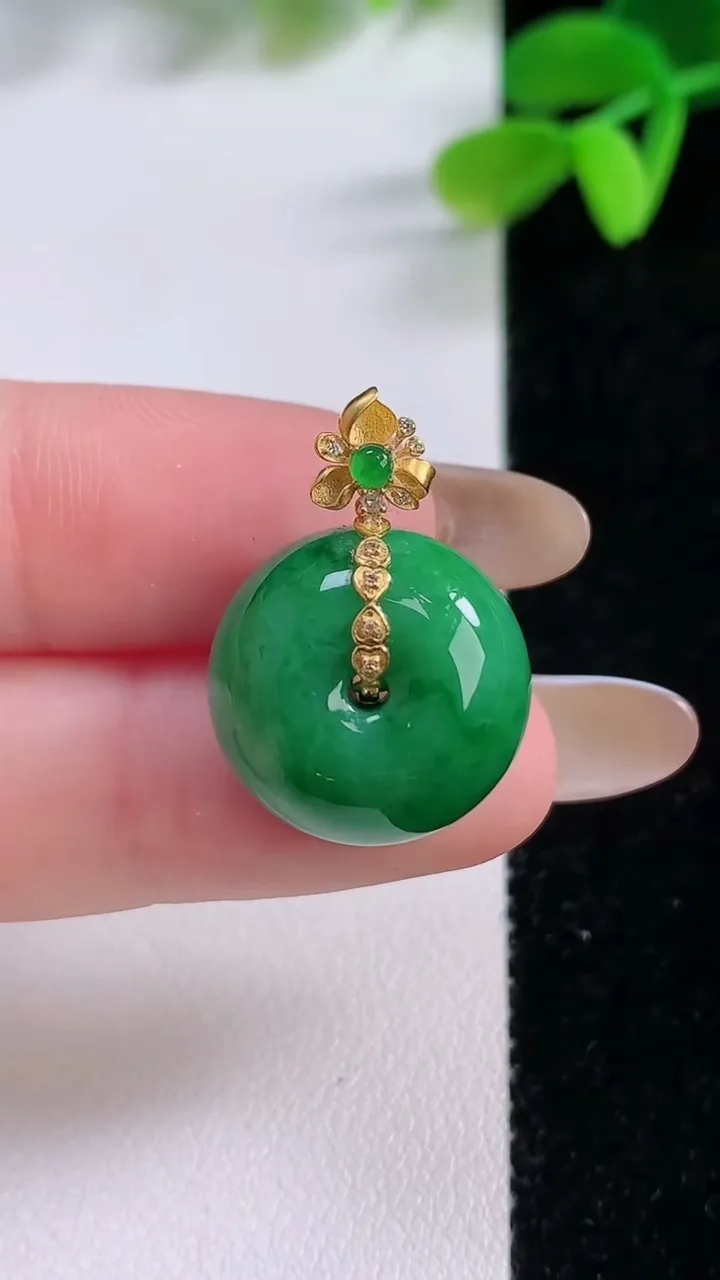 天然A货翡翠路路通吊坠，尺寸17-11.7，重量:7.30g
11月21日