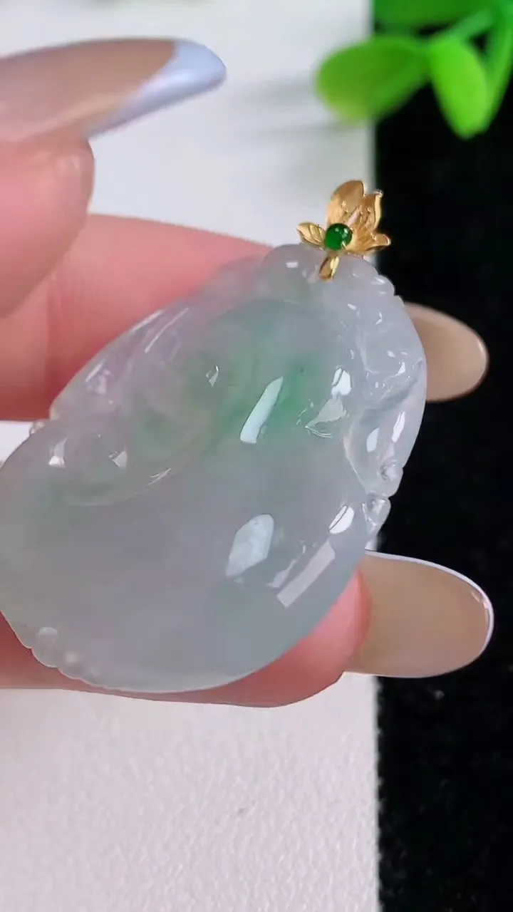 天然A货翡翠如意吊坠，尺寸32.8-26.2-5.3，重量:8.36g
11月21日