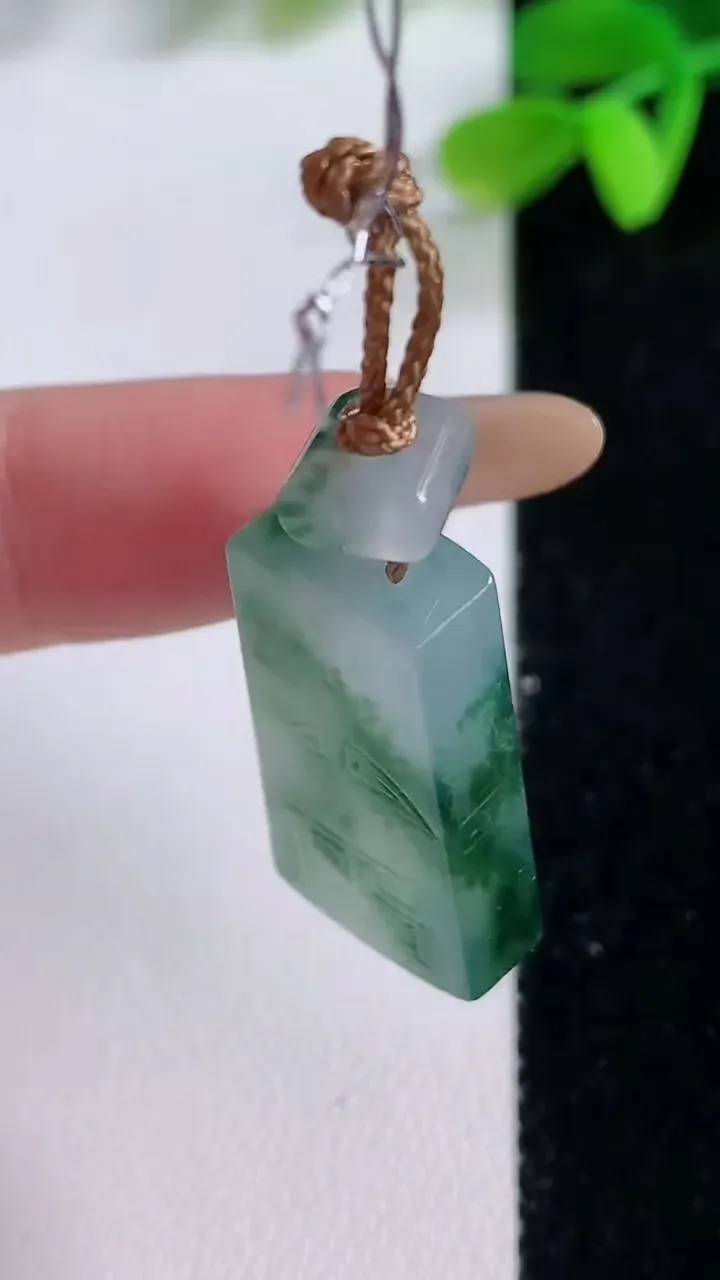 天然A货翡翠冰种飘花仿古无事牌吊坠，尺寸256-13.7-6，重量:6.99g
11月21日