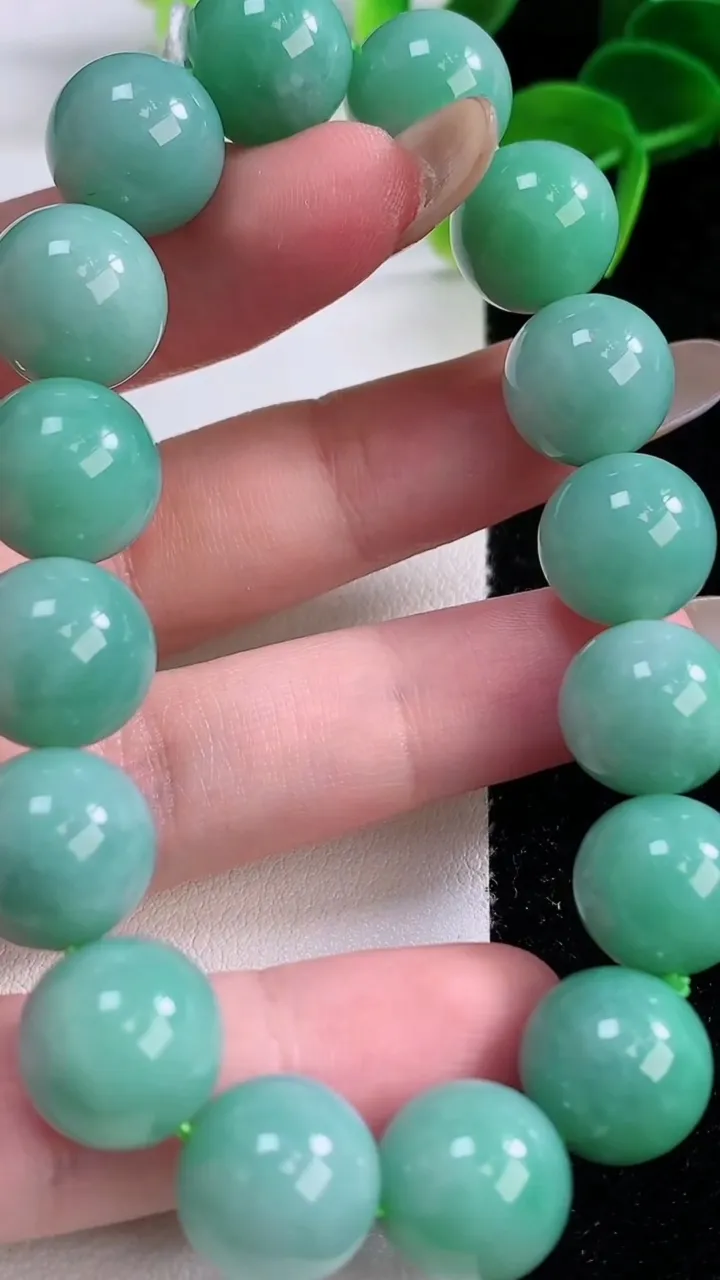 天然A货翡翠圆珠手串，尺寸12.3-16颗，重量:52.06g11月21日
工厂直销收藏佳品,种好水足，色泽均匀，有种有色，上手高大气！