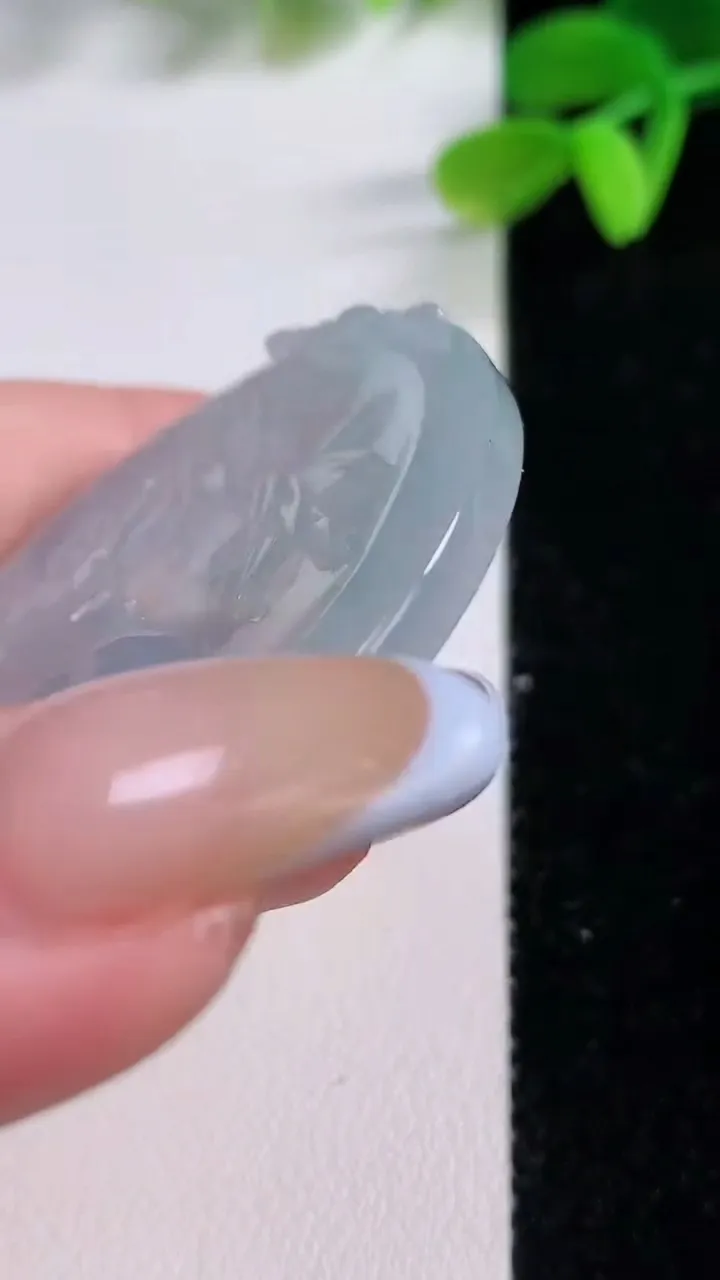 天然A货翡翠冰种飘花生肖兔吊坠，尺寸48.8-41.5-5.4，重量:20.58g
11月21日