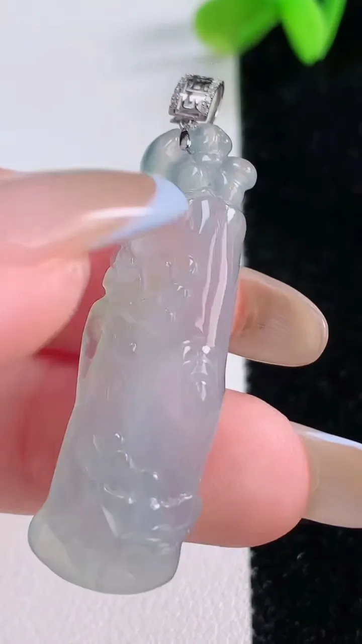 天然A货翡翠节节高升 竹节吊坠，尺寸39-11.8-6.2，重量:6.00g
11月21日