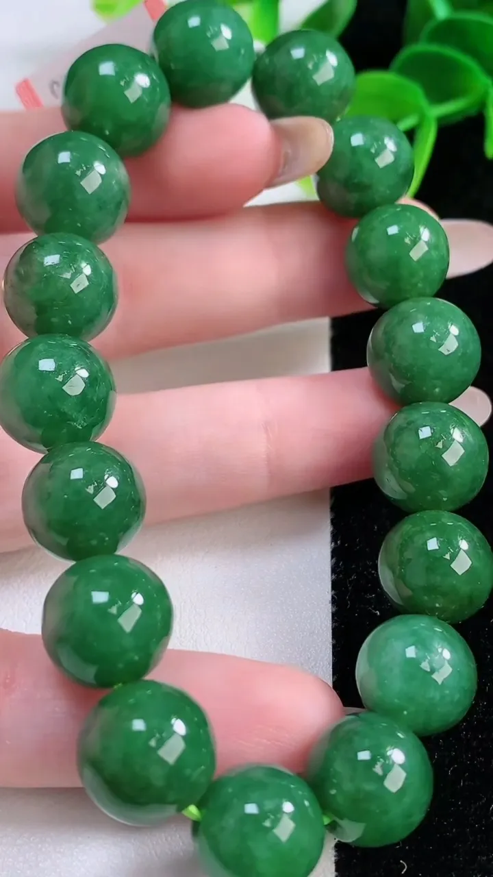 天然A货翡翠圆珠手串，尺寸12.7-17颗，重量:57.49g11月21日
工厂直销收藏佳品,种好水足，色泽均匀，有种有色，上手高大气！
