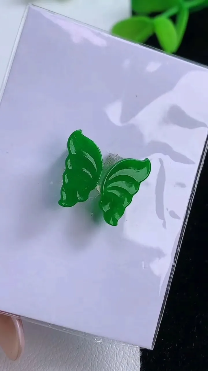 天然A货翡翠蝴蝶镶嵌件，尺寸12.5-8.5-0.3，重量:1.35g
11月21日