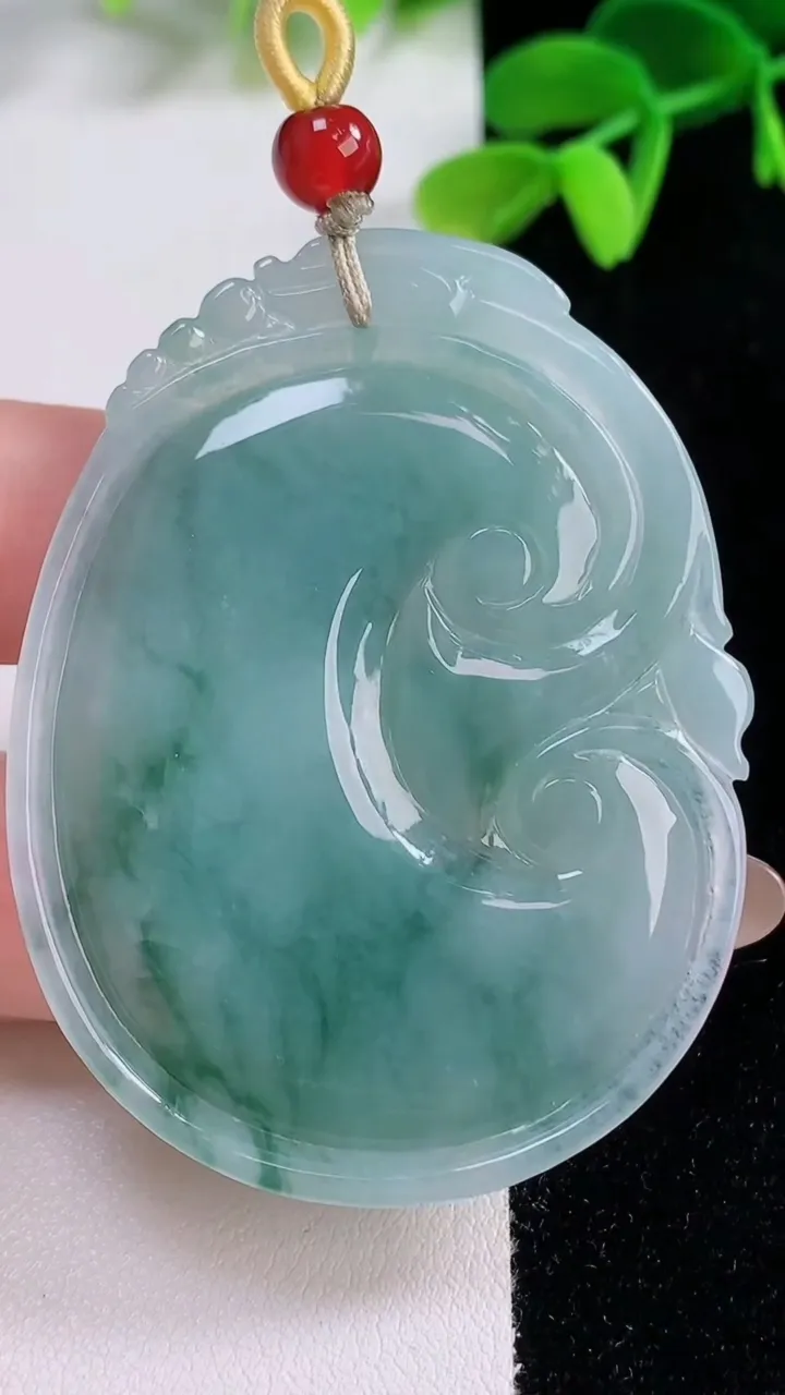 天然A货翡翠飘花如意吊坠，尺寸54.8-42.2-6.3，重量:26.01g
11月21日