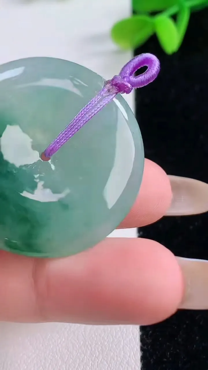 天然A货翡翠平安扣吊坠，尺寸33.6-5.7，重量:13.59g
11月21日