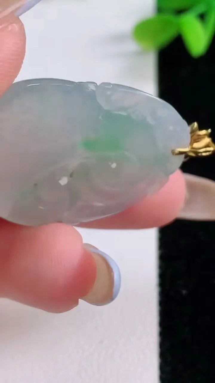 天然A货翡翠如意吊坠，尺寸32.8-26.2-5.3，重量:8.36g
11月21日