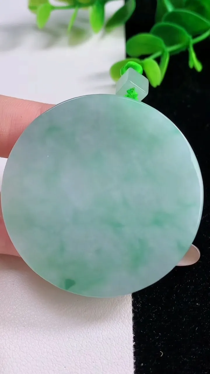 天然A货翡翠无事牌吊坠，尺寸50-6，重量:42.23g
11月21日