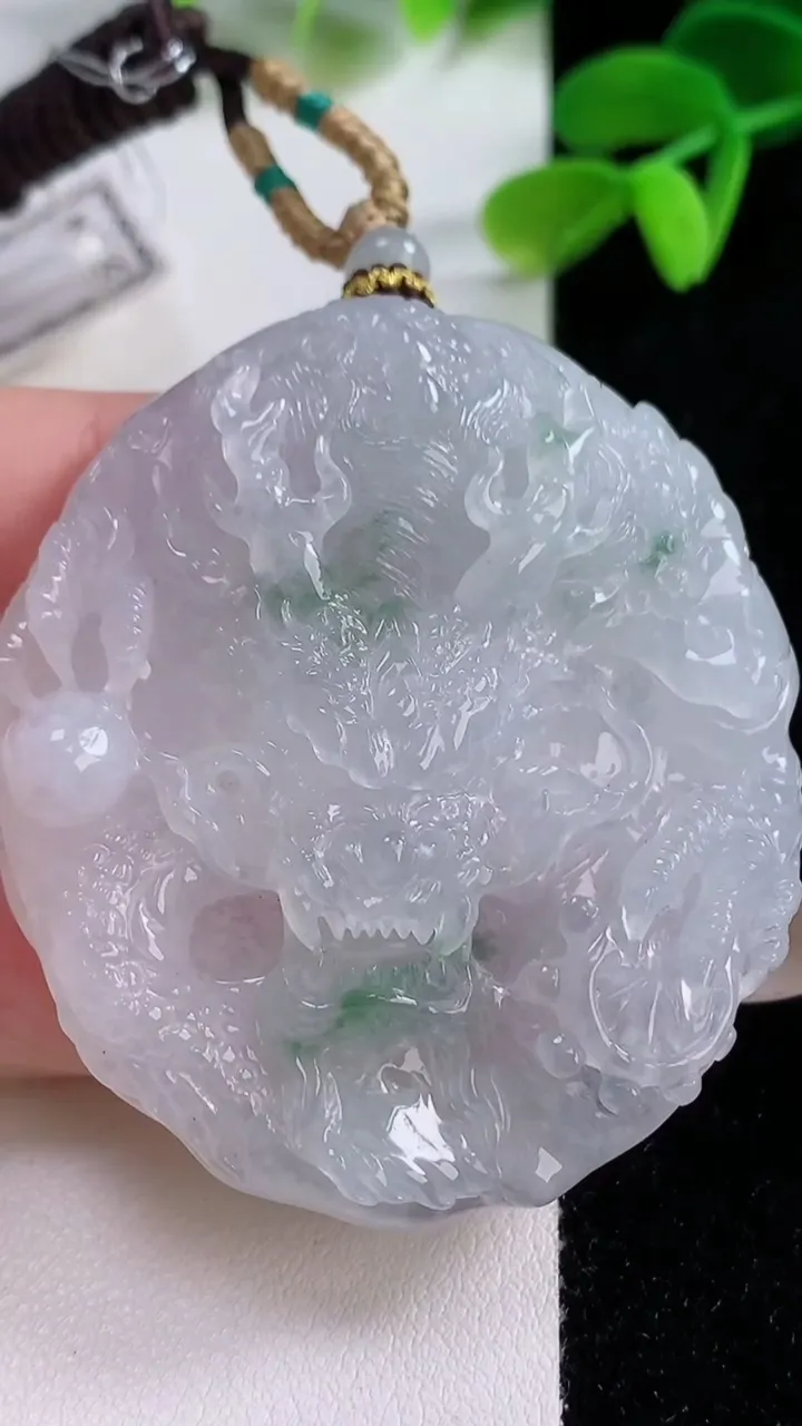 天然A货翡翠冰种飘花龙牌吊坠，尺寸52.4-46.2-11，重量:43.90g
11月21日