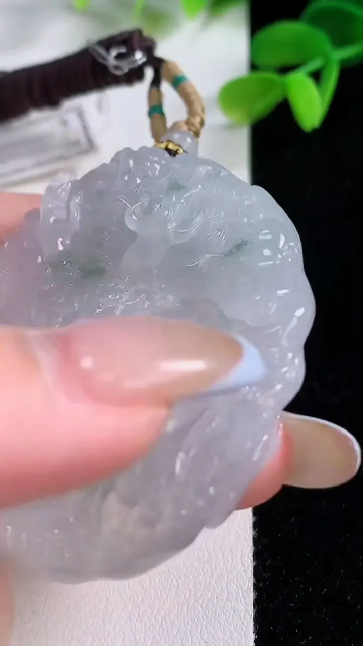 天然A货翡翠冰种飘花龙牌吊坠，尺寸52.4-46.2-11，重量:43.90g
11月21日