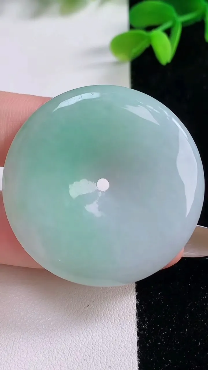 天然A货翡翠平安扣吊坠，尺寸42-6，重量:23.24g
11月21日