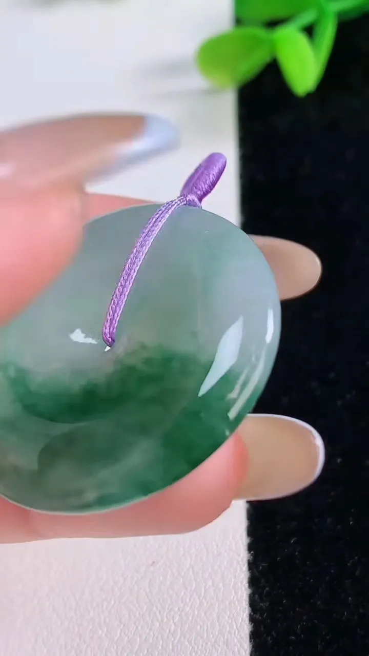 天然A货翡翠平安扣吊坠，尺寸33.6-5.7，重量:13.59g
11月21日