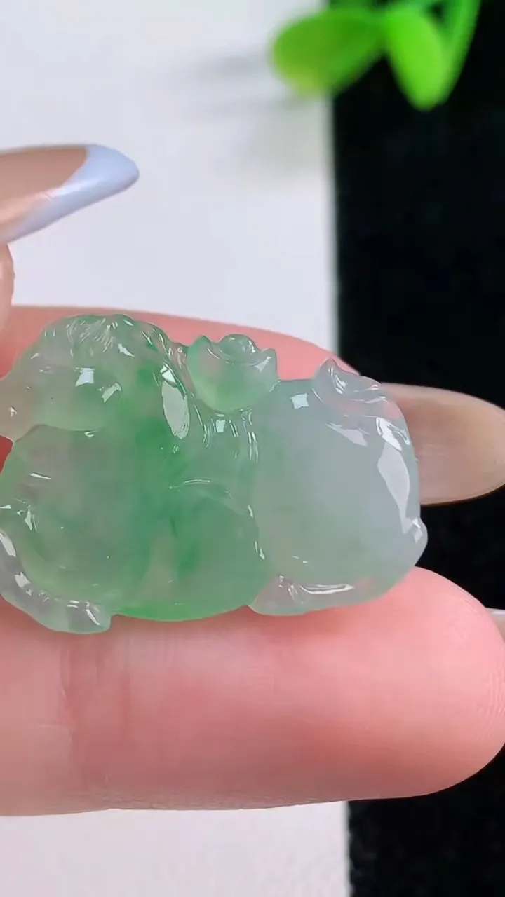 天然A货翡翠生肖马吊坠，尺寸18-25-5，重量:3.69g
11月21日