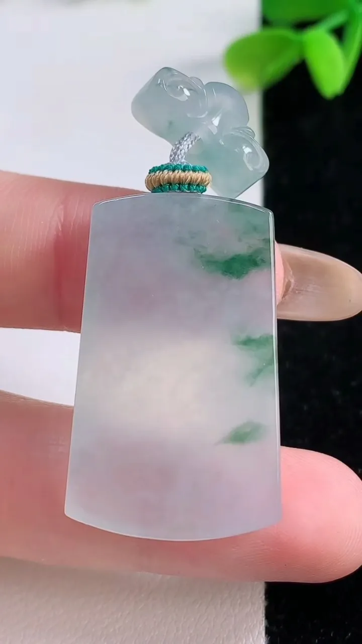 天然A货翡翠冰种飘花无事牌吊坠，尺寸33.2-20.3-4.5，重量:10.42g
11月21日