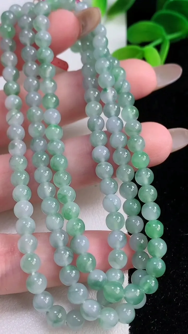 天然A货翡翠圆珠项链，尺寸4.8-128颗，重量:28.50g
11月21日