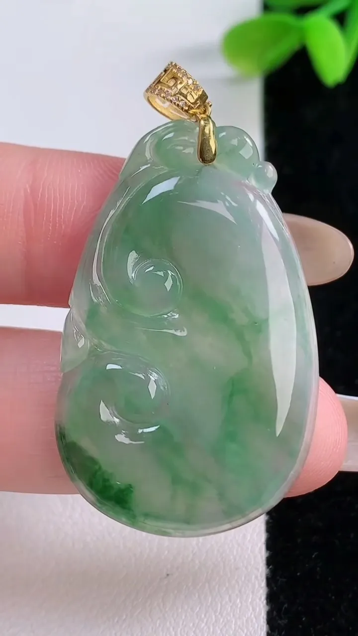 天然A货翡翠如意吊坠，尺寸38.5-24-3，重量:6.09g
11月21日