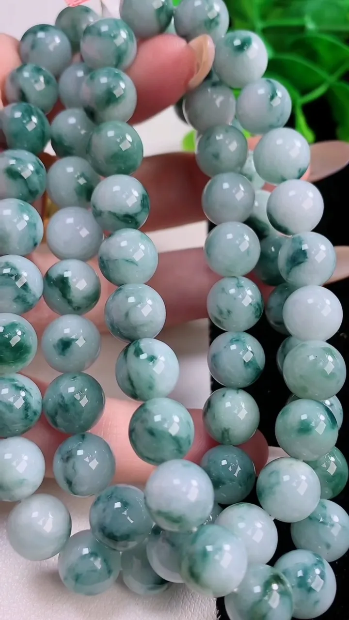 天然A货翡翠飘花圆珠项链，尺寸9.8-70颗，重量:114.84g
11月21日