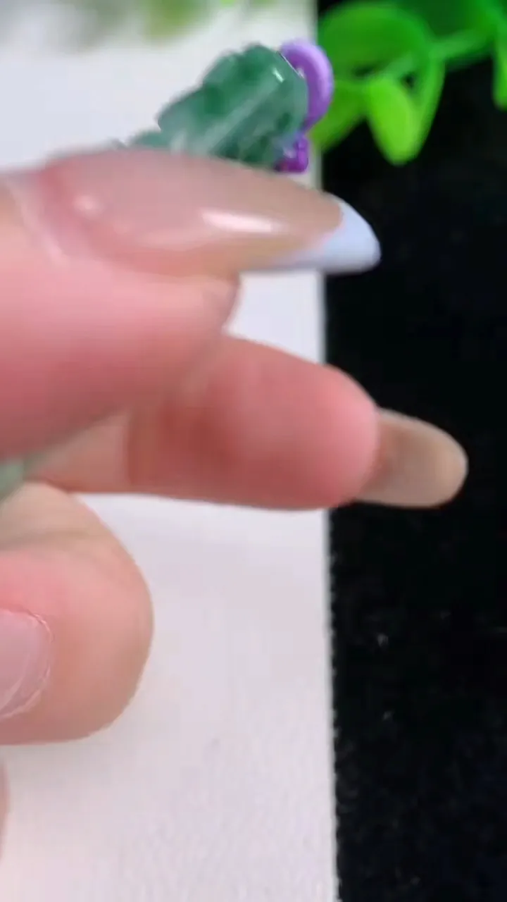 天然A货翡翠山水牌吊坠，尺寸64-42-4.7，重量:27.48g
11月21日