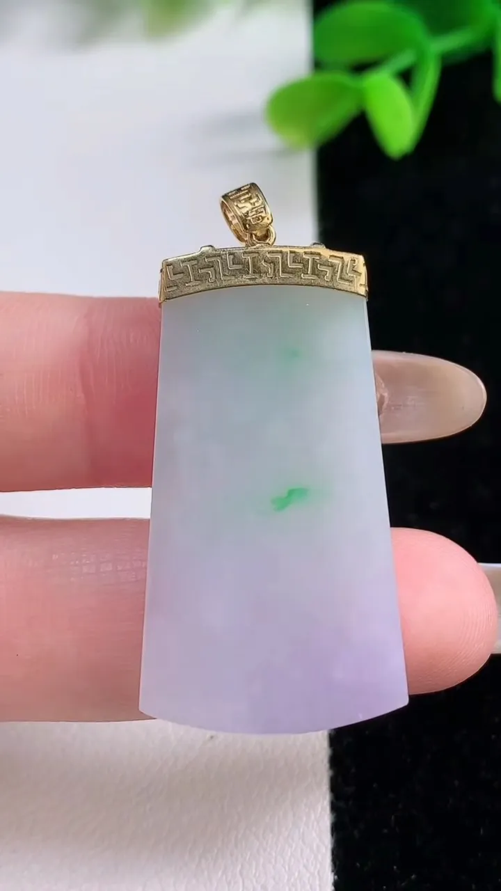 天然A货翡翠18K金春带彩紫罗兰无事牌吊坠，尺寸37-19.8-4，重量:8.64g
11月21日