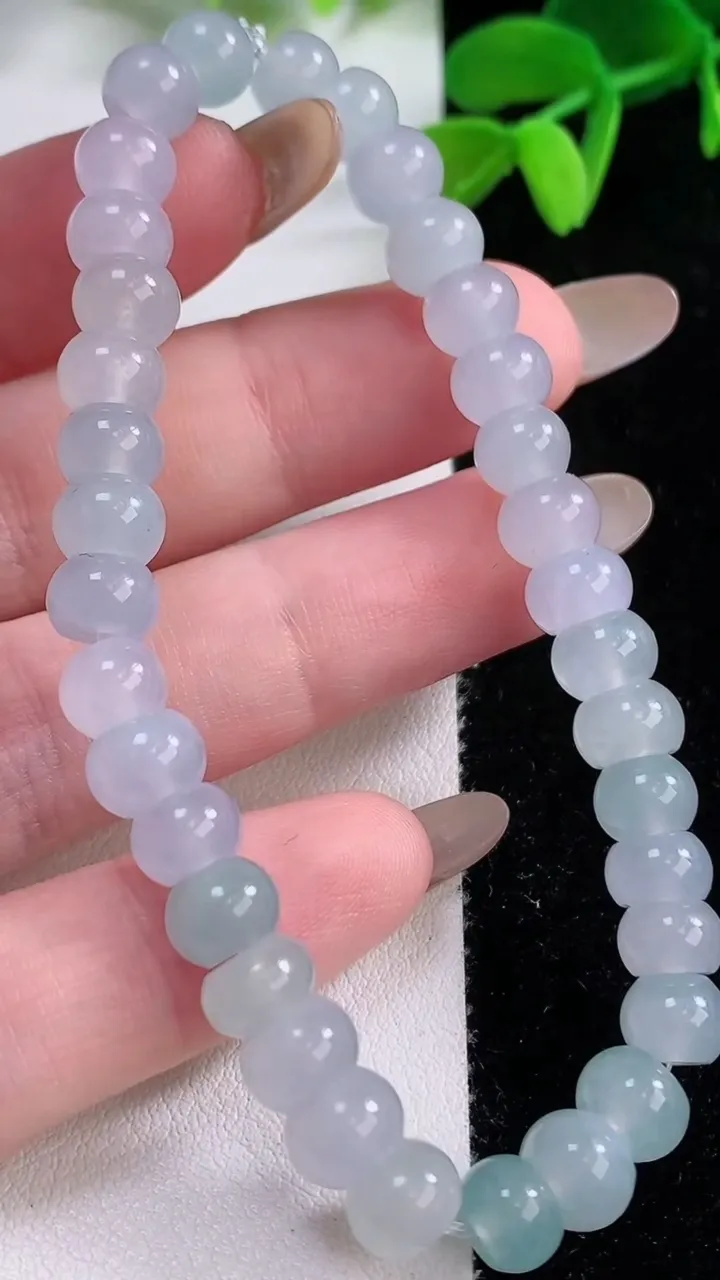 天然A货翡翠双彩算盘珠手串，尺寸6.7-4.4-35颗，重量:17.64g11月21日
工厂直销收藏佳品,种好水足，色泽均匀，有种有色，上手高大气！