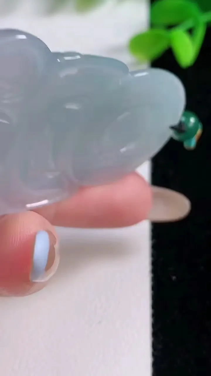 天然A货翡翠观音菩萨吊坠，尺寸55.6-38.6-5.6，重量:20.17g
11月21日