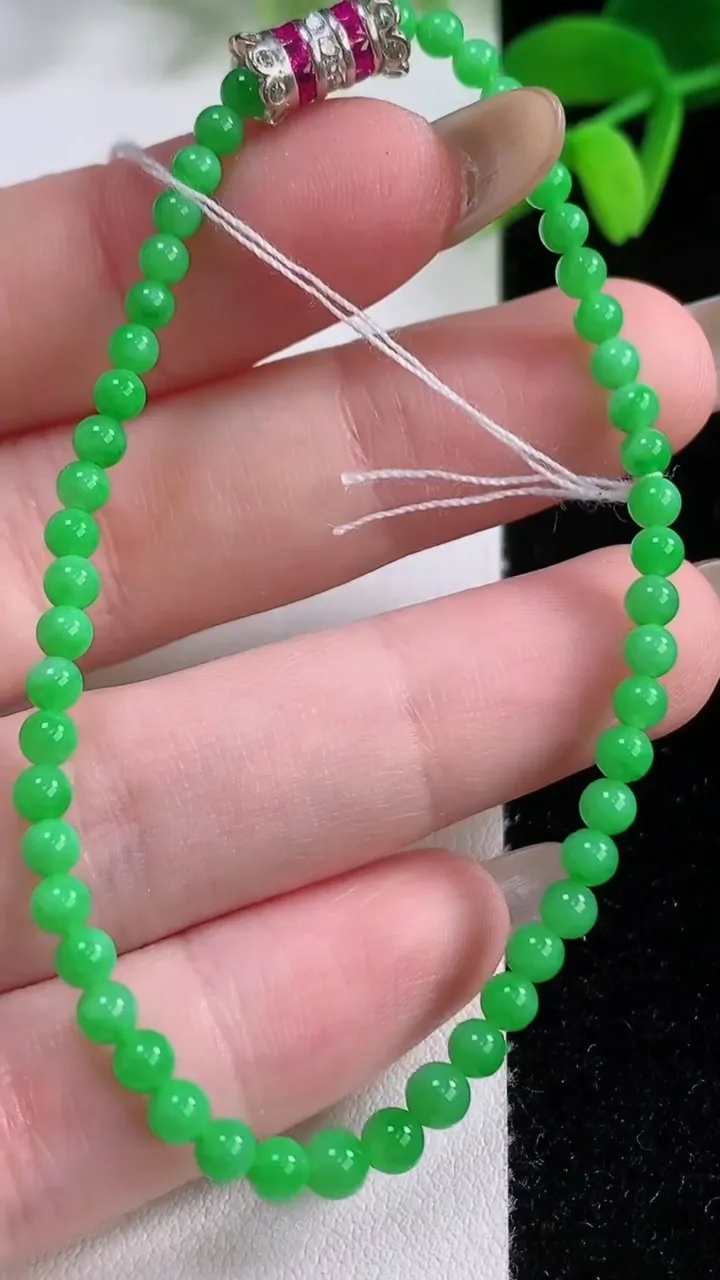 天然A货翡翠小米珠手串，尺寸2.9-51颗，重量:4.30g11月21日
工厂直销收藏佳品,种好水足，色泽均匀，有种有色，上手高大气！