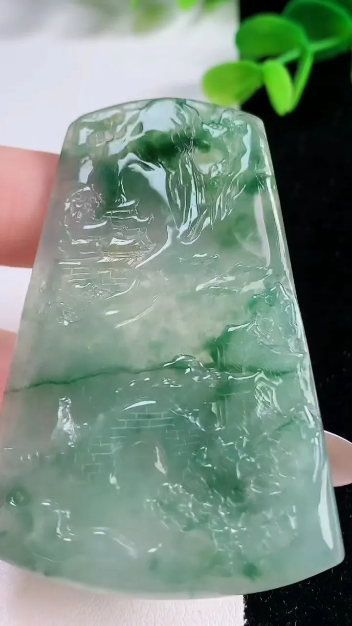 天然A货翡翠山水牌吊坠，尺寸64.7-44-5.7，重量:33.36g
11月21日